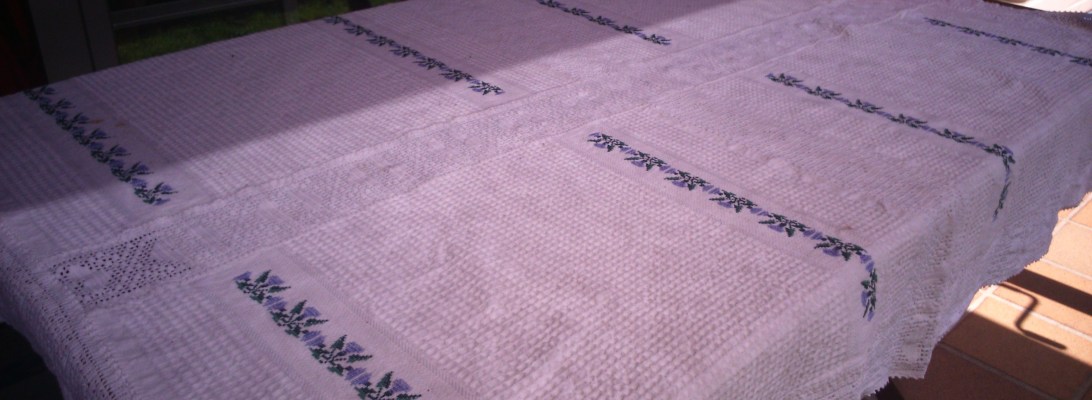 Mantel con cenefa de flores en punto de cruz y ganchillo