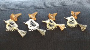 Broches de encaje de bolillos con forma de bruja