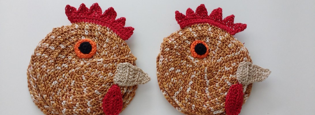 Monedero con forma de gallo a ganchillo