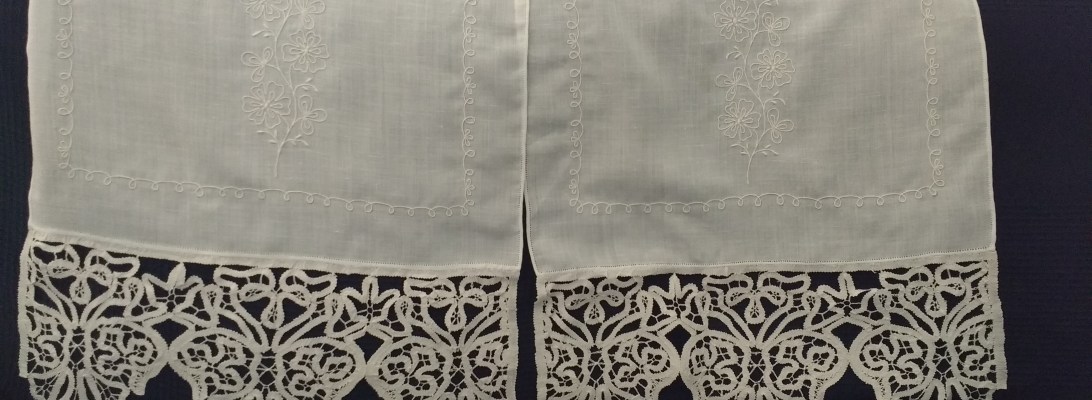 Chal de encaje de bolillos con bordado