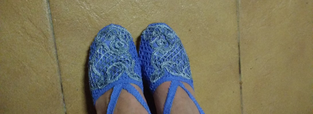 Sandalias de encaje de bolillos con un perrito