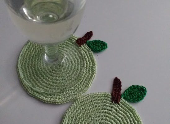 Posavasos con forma de manzana a ganchillo
