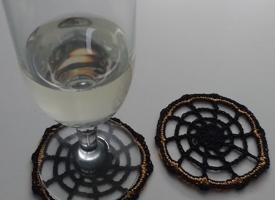 Posavasos con forma de tela de araña a ganchillo