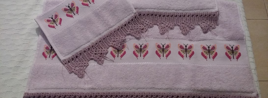 Toallas con cenefa de mariposas en punto de cruz y puntilla a ganchillo