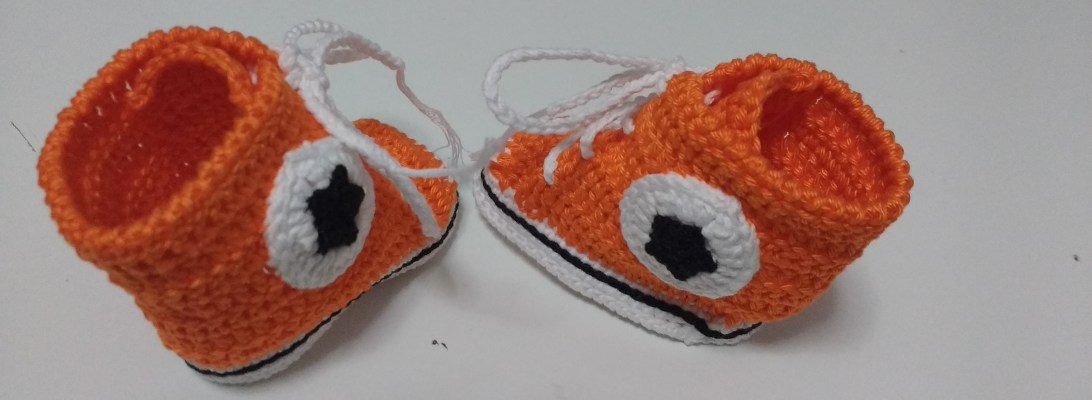 Patucos estilo Converse a ganchillo