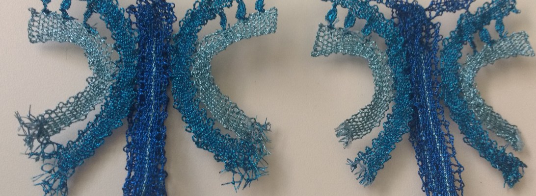 Broche mariposa de encaje de bolillos