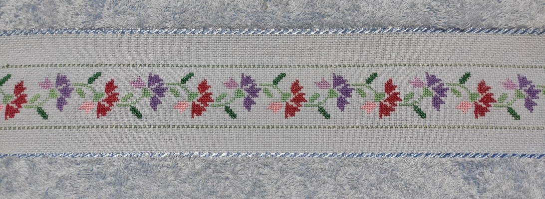 Cenefa de flores de punto de cruz para toalla