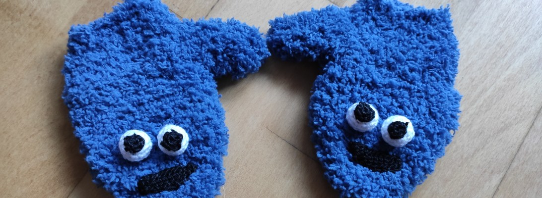 Manoplas con forma de Triki a ganchillo