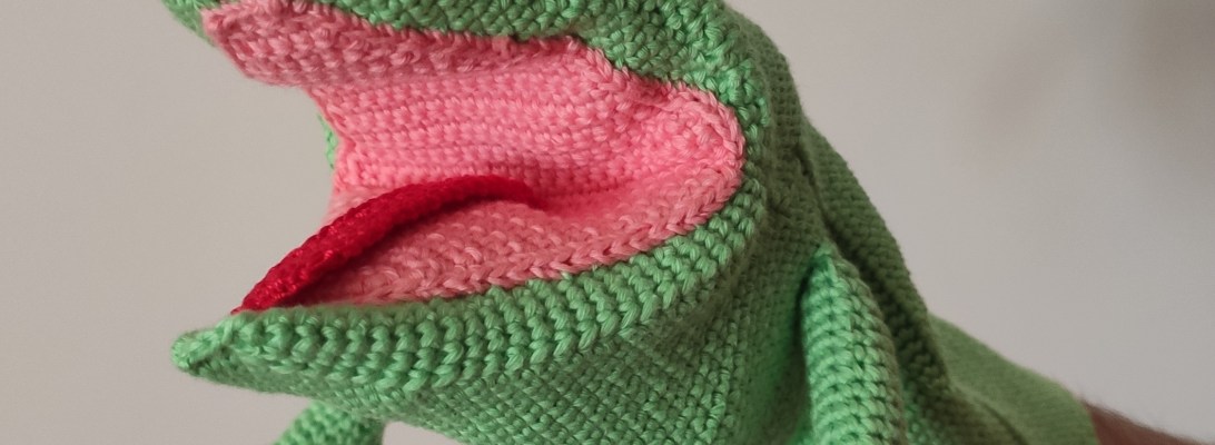 Marioneta rana a ganchillo