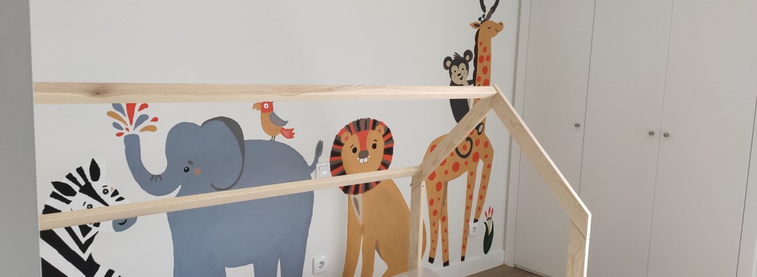 Habitación de bebé pintada con animales