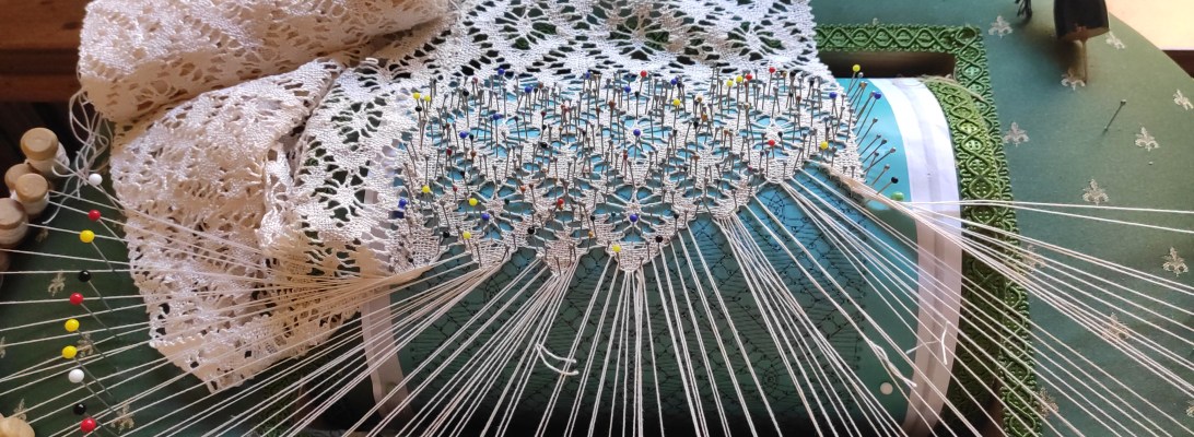 Chal de encaje de bolillos en proceso